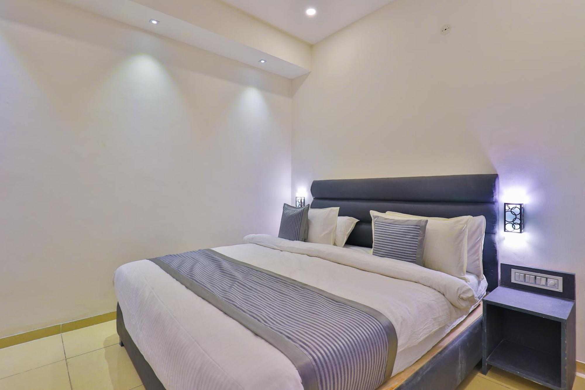 Nova Hotel New Crossroad Rajkot Exterior foto
