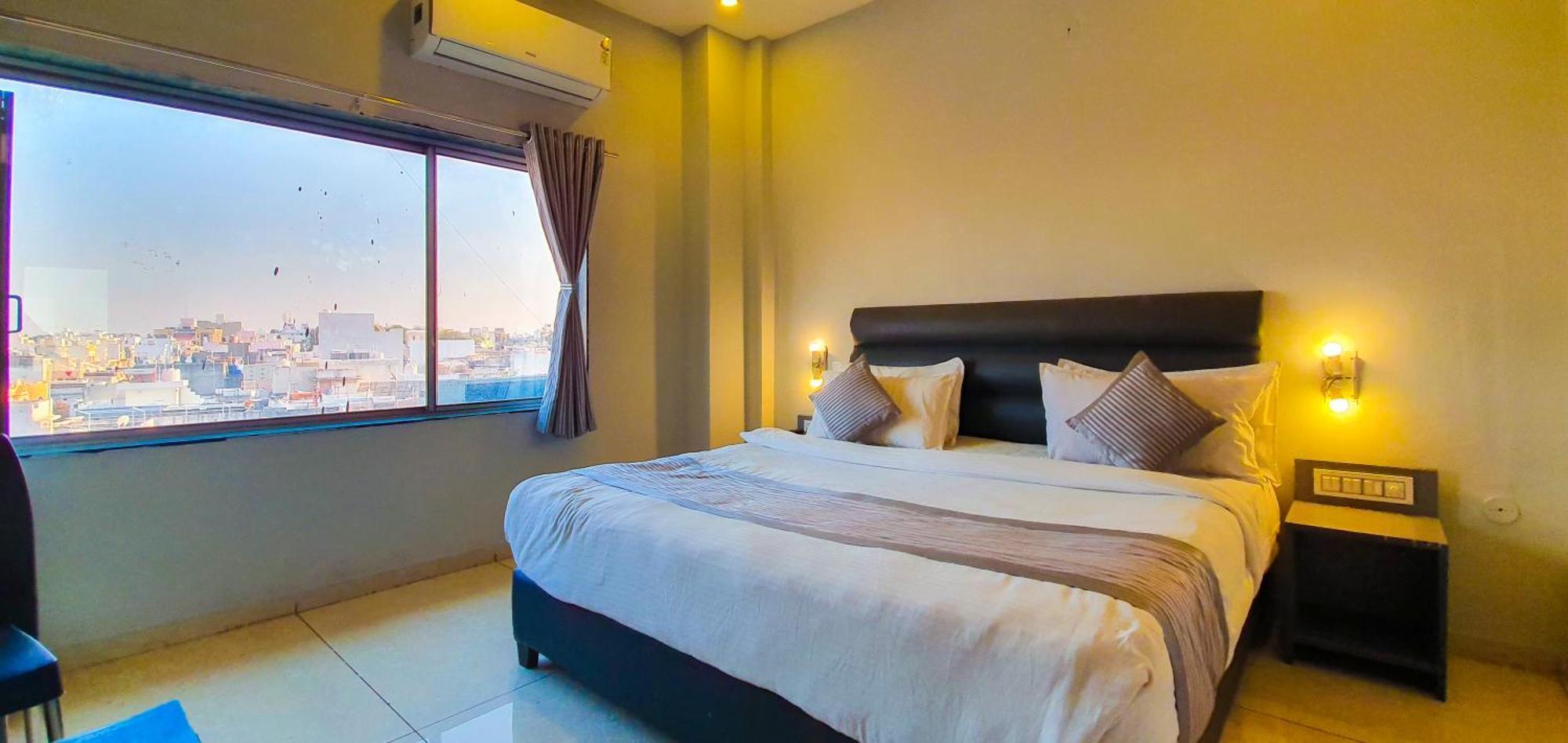 Nova Hotel New Crossroad Rajkot Exterior foto