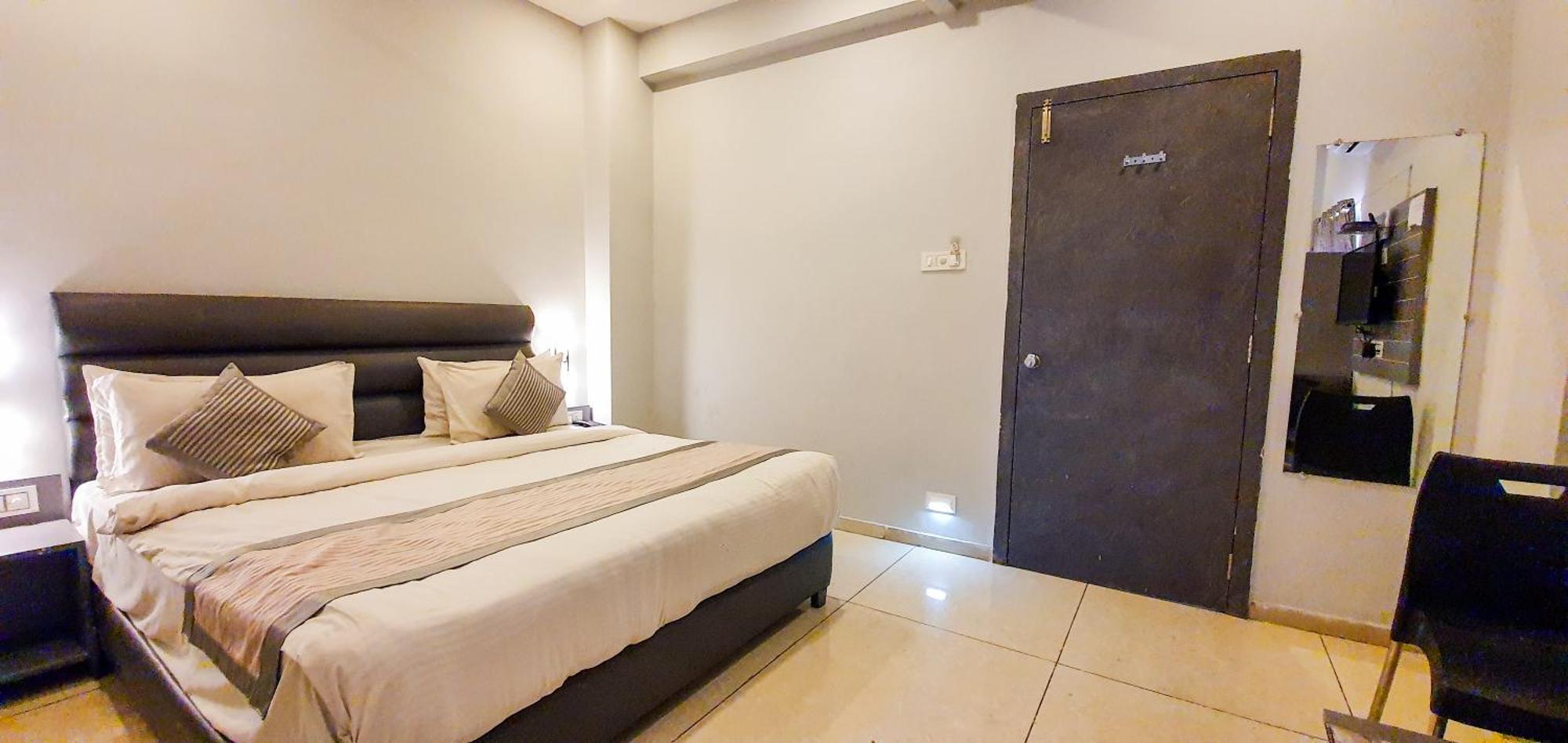 Nova Hotel New Crossroad Rajkot Exterior foto