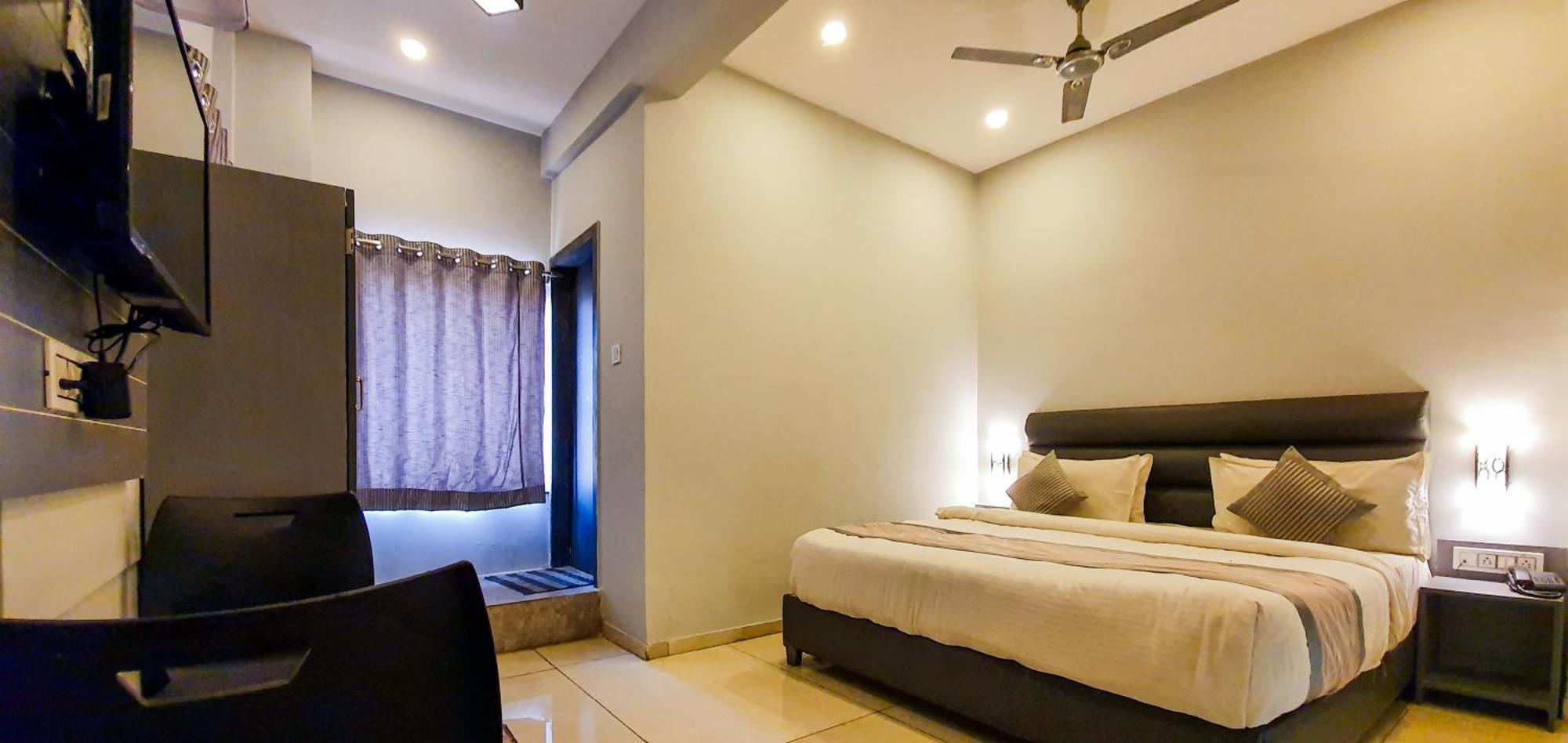 Nova Hotel New Crossroad Rajkot Exterior foto
