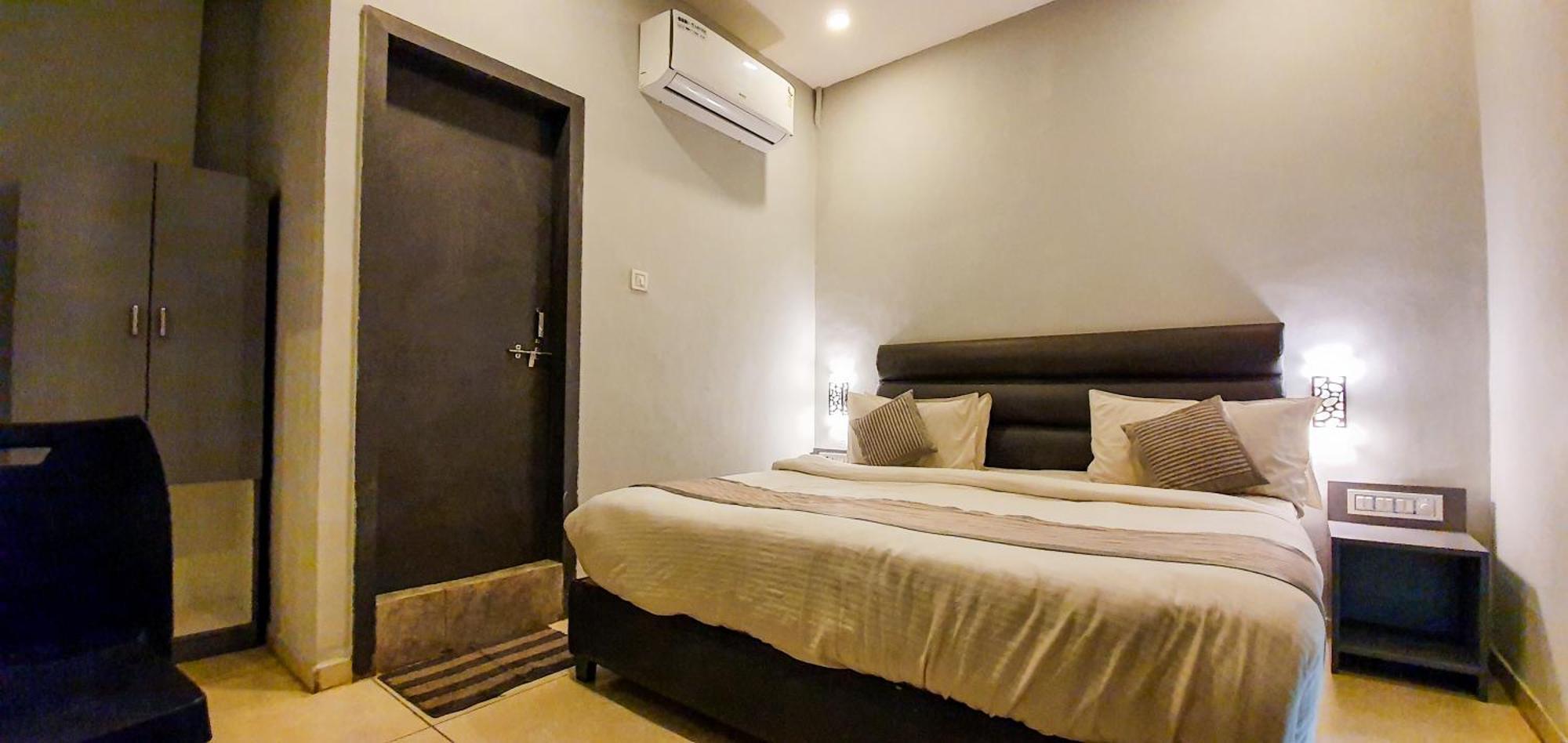 Nova Hotel New Crossroad Rajkot Exterior foto