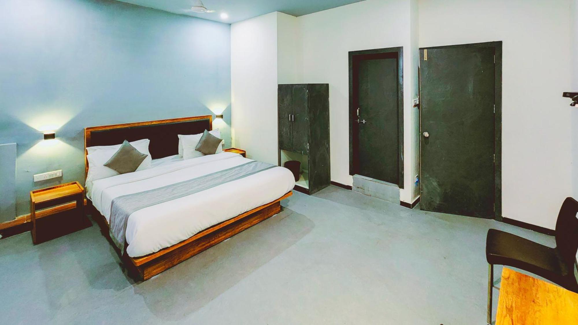 Nova Hotel New Crossroad Rajkot Exterior foto
